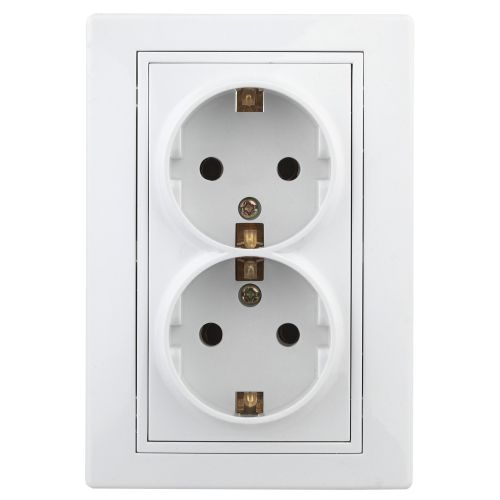 Розетка 2-м СП Plano 1Э-205-01 16А IP20 250В 2х2P+E Schuko без лапок бел. Intro Б0038830