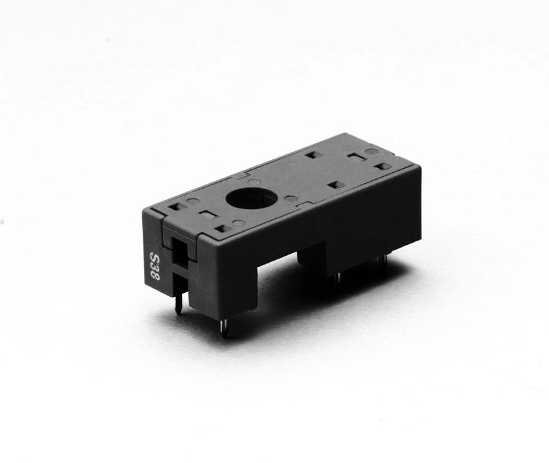 Розетка для монтажа на плате для реле 40.31 40.41 в комплекте металлич. клипса 095.51 версия: черн. FINDER 951320SMA