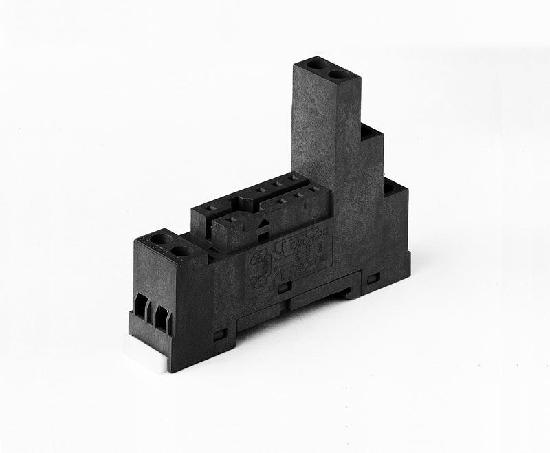 Розетка с винт. клеммами (с зажимной клетью) для реле 40.51 40.52 40.61 40.62 модули 99.01 в комплекте металлич. клипса 095.71 черн. FINDER 95750SMA