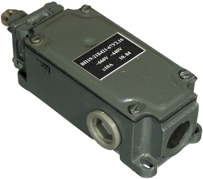 Выключатель путевой ВП-19 21В421-67У2.16 2НО+2НЗ 10А IP67 толкатель с роликом A8014-80085442