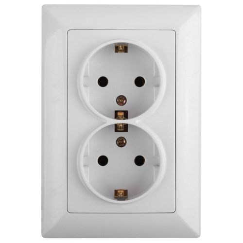 Розетка 2-м СП Solo 4-208-01 16А 250В IP20 2х2P+E Schuko с заземл. защ. шторки бел. Intro Б0053697