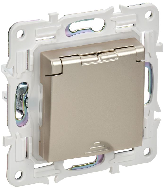 Розетка 1-м SKANDY 16А IP44 с заземл. защ. шторки с крышкой SK-R11Sh шампань IEK SK-R16-16-44-K37