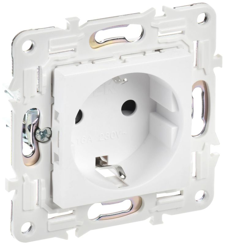 Розетка SKANDY 16А с заземл. защ. шторки безвинт. крепл. SK-R06W арктич. бел. IEK SK-R14-16-1-K01