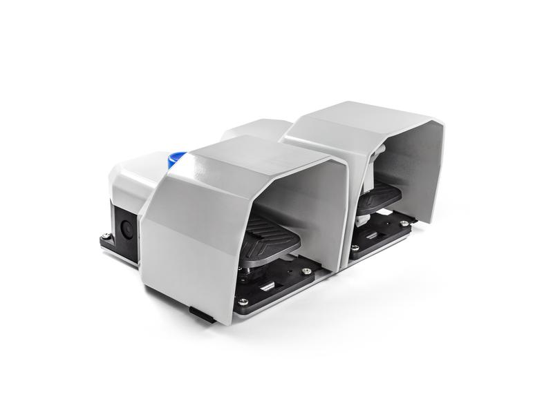 Педаль двойная (1НО+1НЗ) + ((1НО+1НЗ)+2НЗ) 250В AC 4А IP65 2 скорости; с фиксацией; рукояткой; стойкой; защ. кожухом алюм. желт. EMAS PDKA22BG33O