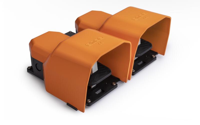 Педаль двойная (1НО+1НЗ) + (1НО+1НЗ) 250В AC 4А IP65 с фиксацией; основание для рукояти; с защ. кожухом алюм. оранж. EMAS PDKA22BB11T