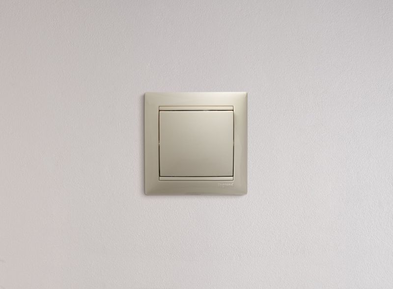 Переключатель перекрестный 1-кл. СП Valena 10А IP31 механизм сл. кость (DIY-упак.) IEK 695608