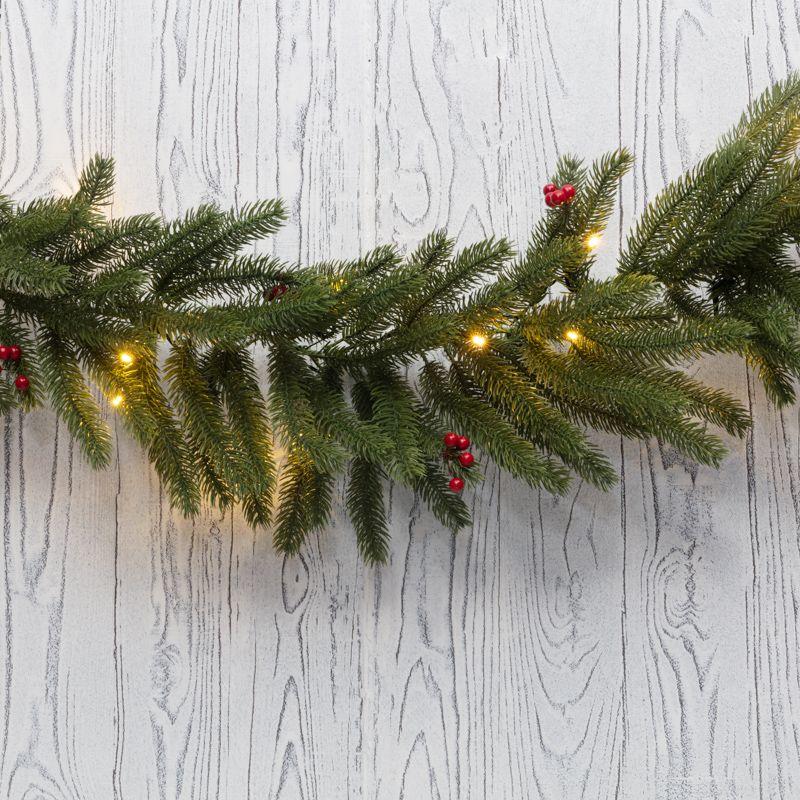 Гирлянда "Еловый шлейф с ягодами и гирляндой" 1.8м 30LED тепл. бел. 3.6Вт 31В IP44 литой Neon-Night 307-113
