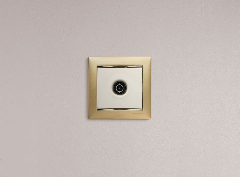 Розетка телевизионная TV СП Valena 1.5дБ 2400МГц с топологией "звезда" механизм сл. кость IEK 774329