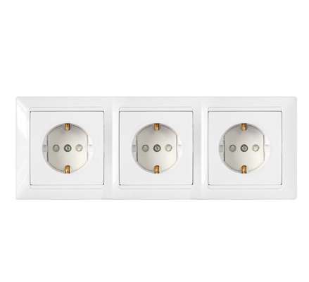 Розетка 3-м СП 16А IP20 с заземл. защ. шторки бел. Bylectrica РС16-359