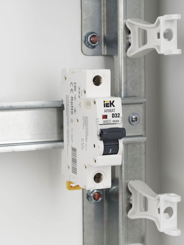 Выключатель автоматический модульный 1п D 32А M06N ARMAT IEK AR-M06N-1-D032