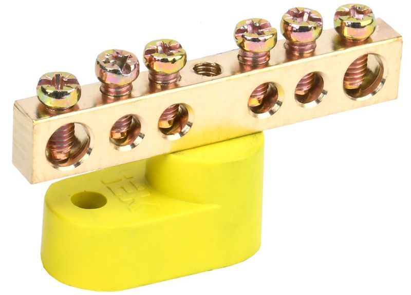 Шина PE "земля" ШНИ-6х9-6-У1-Ж на одном угловом изоляторе IEK YNN10-69-6C1-K05